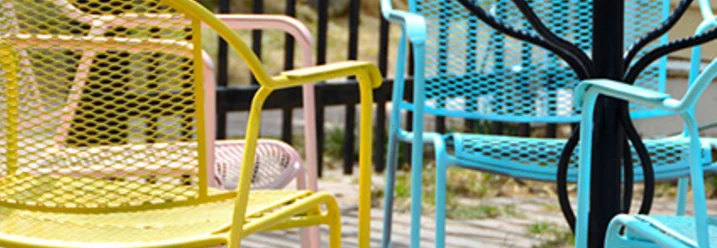 Bunte Gartenstühle und ein Tisch